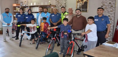 Şanlıurfa’da Kur’an kursu öğrencilerine polislerden sürpriz hediye