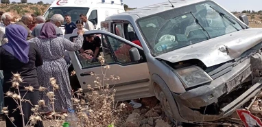 Şanlıurfa'da kontrolden çıkan araç taşlara çarptı! 2 yaralı