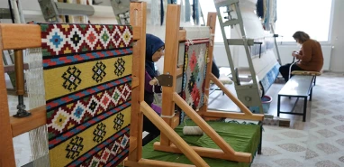 Urfalı kadınlar halı dokuma ile hem üretiyor hem de kazanıyor