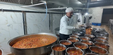Şanlıurfa’da kapı kapı geziyorlar: Binlerce kişiye sıcak yemek taşıyorlar