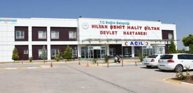Urfa'da feci kaza!  Tıra arkadan çarpan otomobil sürücüsü ağır yaralandı