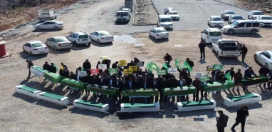 HÜDA PAR’dan ilginç bir eylem daha! Kefenden sonra şimdi de tabutlu eylem!