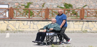Evde bakım yardımı ödemeleri artırıldı! İşte yeni tutar