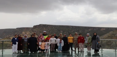 Şanlıurfa'da jandarmadan anlamlı 'anneler günü' kutlaması... Unutulmadılar