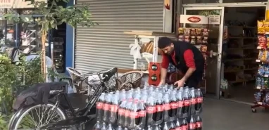 Urfalının mizahı bir başka  İsrail'i kola dökerek protesto edenlerde bugün