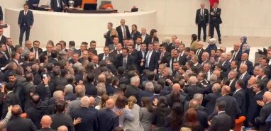 Meclis’te CHP ve AK Parti arasında yumruklu kavga!