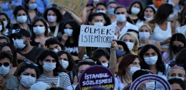 Erkek vahşeti: Eski eşini boğazını keserek katletti