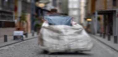 Yabancı uyruklu vatandaştan örnek davranış! Çöpte bulduğu parayı sahibine teslim etti