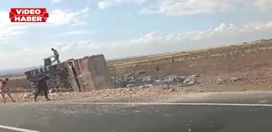 Şanlıurfa’da kontrolden çıkan kamyon yan yattı!