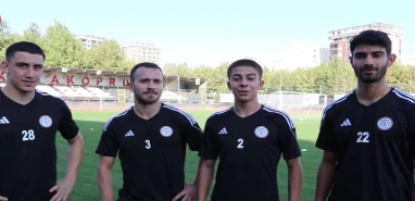 Karaköprüsporlu futbolculardan taraftara çağrı
