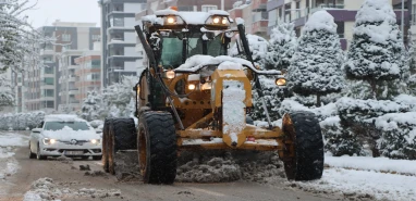 Karaköprü’de ulaşım kar engeline takıldı