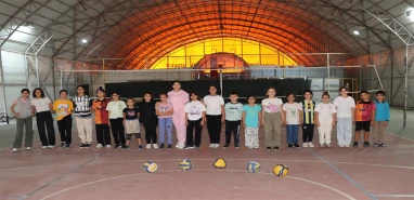 Karaköprü’de voleybol kursu gençlerin ilgi odağı oldu