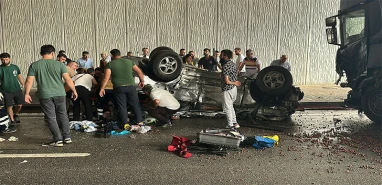 Yağış sonrası feci kaza: Otomobil tırla çarpıştı, 3 ölü