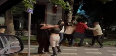 Kız ve erkeklerin karıştığı kavga: Yumruklar havada uçuştu!