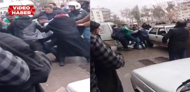 Şanlıurfa’da korna gerginliği: Trafiğin ortasında tekme tokat kavga!