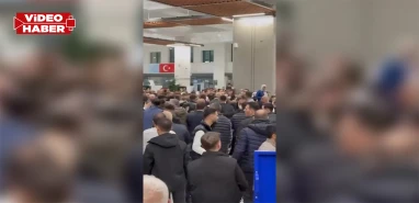 Umre yolculuğunda yumruk yurmruğa kavga