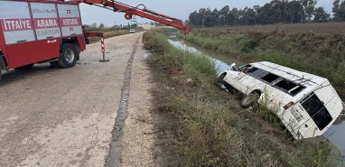Tarım işçileri taşıyan servis kanala uçtu: 18 yaralı