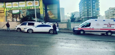 Şanlıurfa'da kontrolden çıkan otomobil park halindeki araca çarptı!