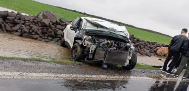 Viranşehir–Diyarbakır yolunda otomobil takla attı: Yaralılar var...