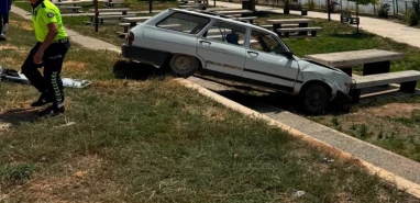 Şanlıurfa'da faciaya ramak kaldı! Otomobil bahçeye uçtu: Sürücü yaralandı