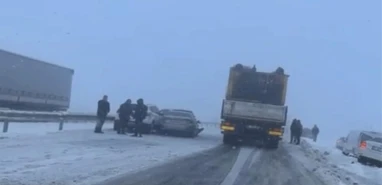 Kar yağışı sonrası Diyarbakır-Şanlıurfa yolu karıştı! 10 araç birbirine girdi