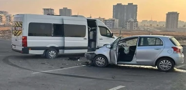 Şanlıurfa'da öğrenci servisi ile otomobil çarpıştı! Yaralı var