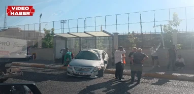 Şanlıurfa'da korku dolu anlar! Otomobil otobüs durağına daldı