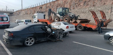 Şanlıurfa’da kepçe yüklü çekiciye çarpan araç hurdaya döndü: Yaralılar var