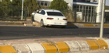 Şanlıurfa'da sabah saatlerinde korkutan kaza! Otomobil refüje çıktı