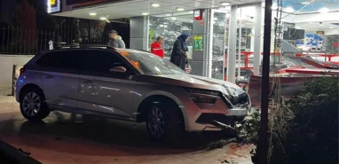 Şanlıurfa’da otomobil kasap dükkanına daldı