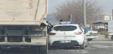 Şanlıurfa'da belediye aracı ile sürücü kursu aracı çarpıştı
