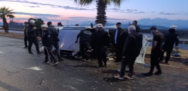Şanlıurfa'da araç bariyerlere çarptı! Yaralılar var