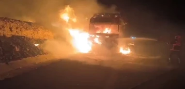 Şanlıurfa'da yolda korkutan yangın... Kamyon alev alev yandı!