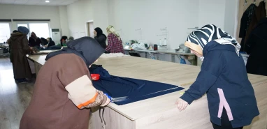 Hem iş öğreniyorlar hem kendi elbiselerini dikiyorlar