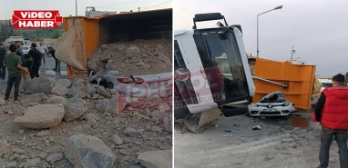 Şanlıurfa’da hafriyat kamyonu otomobilin üzerine devrildi! Otomobil hurdaya döndü