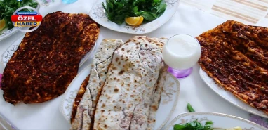 Urfa lahmacununa soğan darbesi