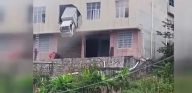 İlginç kaza! Kamyon eve daldı, pencerede asılı kaldı