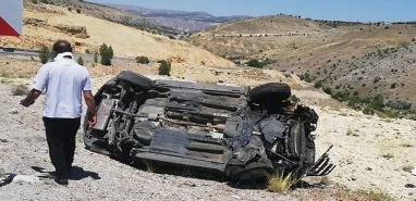 Otomobil bariyerlere çarptı: 1 ölü, 2 yaralı
