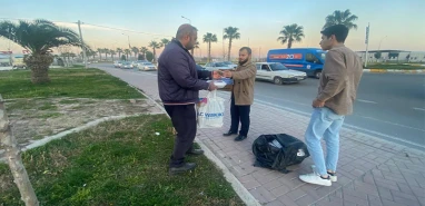 Mehmet Ekinci 'den trafikte kalan sürücülere iftariyelik