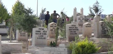 Şanlıurfalılar mezarlıklara akın etti