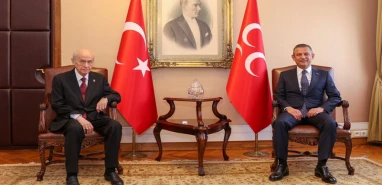 MHP lideri Bahçeli'den CHP Genel Başkanı Özel'e geçmiş olsun telefonu