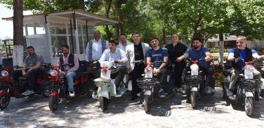 Siverek'te hayırseverden anlamlı bağış! 7 motosiklet teslim edildi