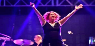 Ünlü şarkıcı apar topar hastaneye kaldırıldı