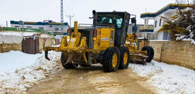 Şanlıurfa’da karlı yollar tek tek açılıyor