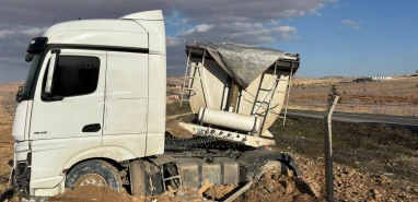 Şanlıurfa'da harfiyat kamyonu tarlaya daldı!