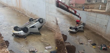 Şanlıurfa’da feci kaza! Dereye uçan araçta baba-oğul yaralandı