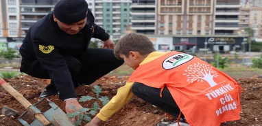 Şanlıurfa'da öğrenciler ve jandarma el ele fidan dikti
