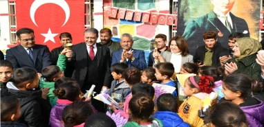 Vali Şıldak, Çukurdoruç İlkokulu'nda öğrencilere karne verdi
