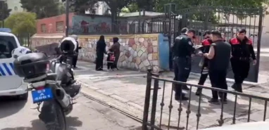 Şanlıurfa'da polis ve jandarmadan okul çevresinde denetim: Aranan onlarca şahıs yakalandı
