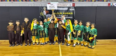 Şanlıurfa'da halk oyunları şöleni: Toki Battani İlkokulu birincilik kupasını evine götürdü!